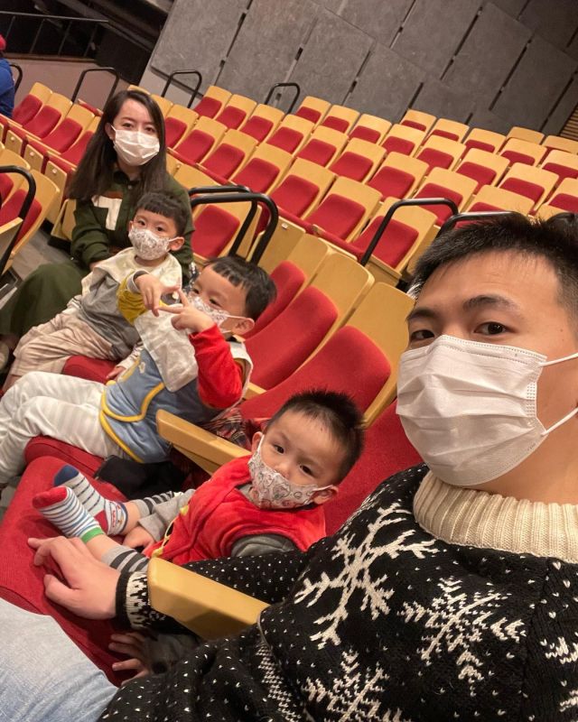 歐買尬～2022-2023
蔡蔡一家親
來看巧虎舞台劇結束🔚這回合，好多人問蔡蔡媽好久沒更新發生什麼事😅（沒po文就是po限動）
媽媽一打三，放三天的小孩把媽媽被榨乾的故事，讓我充飽電再上😆

兒子們好愛巧虎舞台劇～哪個小孩不愛😂買了一本巧虎故事書三個人一起看～
像老三mini這麼小的孩子都可以乖乖坐著拍手鼓掌👏
孩子們問，哪時可以再來看巧虎⋯⋯上癮無誤
唱主題歌根本大合唱～嗨起來！！
辛苦蔡蔡爸，凌晨2:30下班隔天還要早起9:00起床出門為了看巧虎，新的一年，我們要相親相愛😍
新的一年大家有什麼願望呢？
蔡蔡媽願望～
可以重回接新秘+考一個韓式花藝證照🤭
目標希望能達成～來去補眠🥰🥰