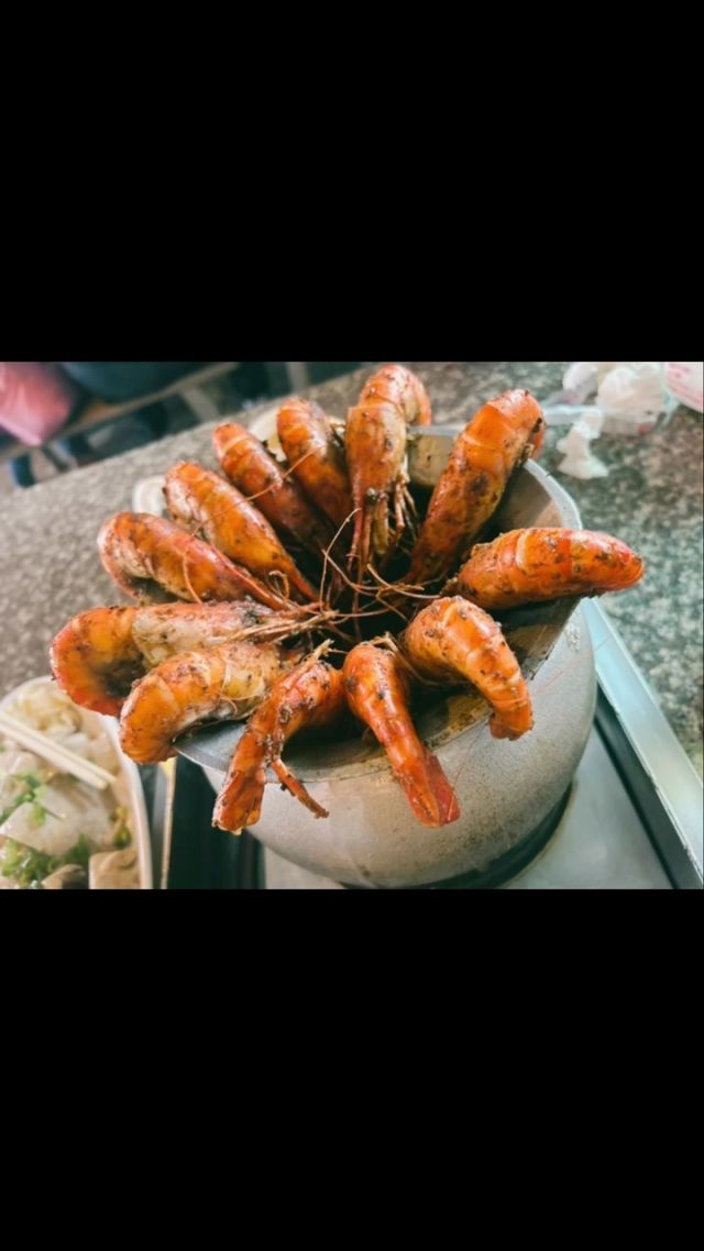 屏東美食-
就是要來
#水月軒鮮蝦美食🦐 
鮮菇蝦鍋
胡椒鍋
檸檬蝦
油蔥雞
和風炸豆腐
超級好吃🥹
遇上母親節
11:00就來了～
12:00發菜單！！沒有看錯！
先佔座位！沒有預訂！
12:00工作人員發菜單
大概11:15座位就全🈵️
屏東必吃！！
檸檬蝦是目前是蔡蔡媽排名第一☝️的蝦
超好吃😋
快來踩點！晚餐可能就得4:30來排隊了😚
#屏東美食部落客 
#美食推薦 
#檸檬蝦必點
#胡椒蝦也超好吃